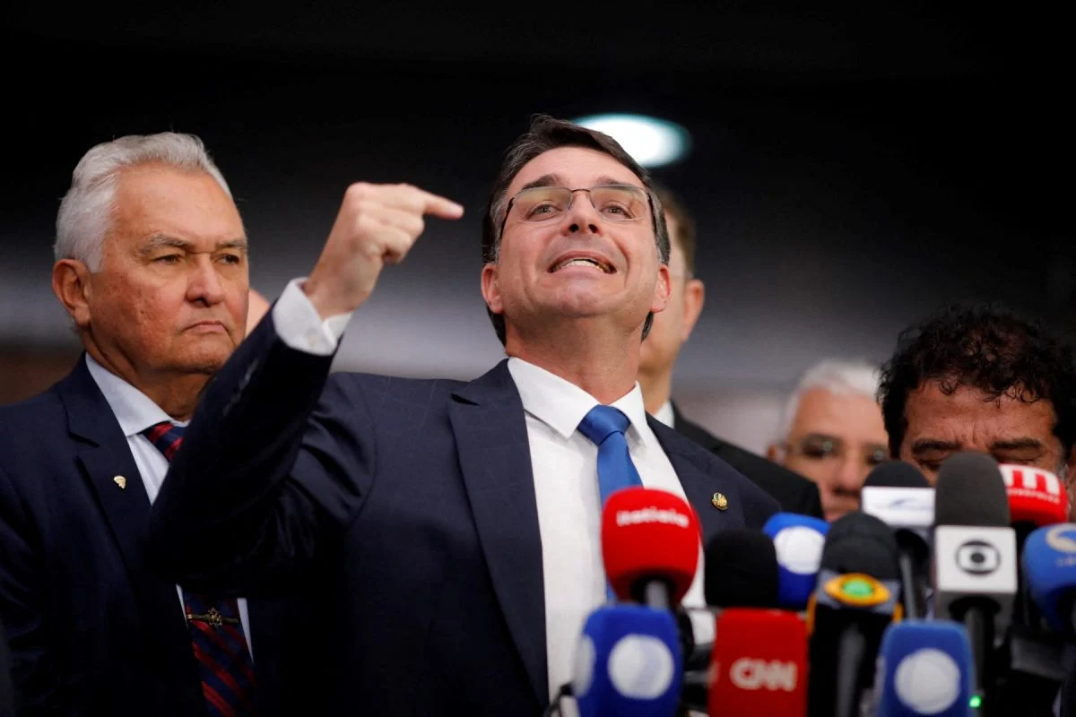 PGR asks testimony of Flávio Bolsonaro for slander against Lula
