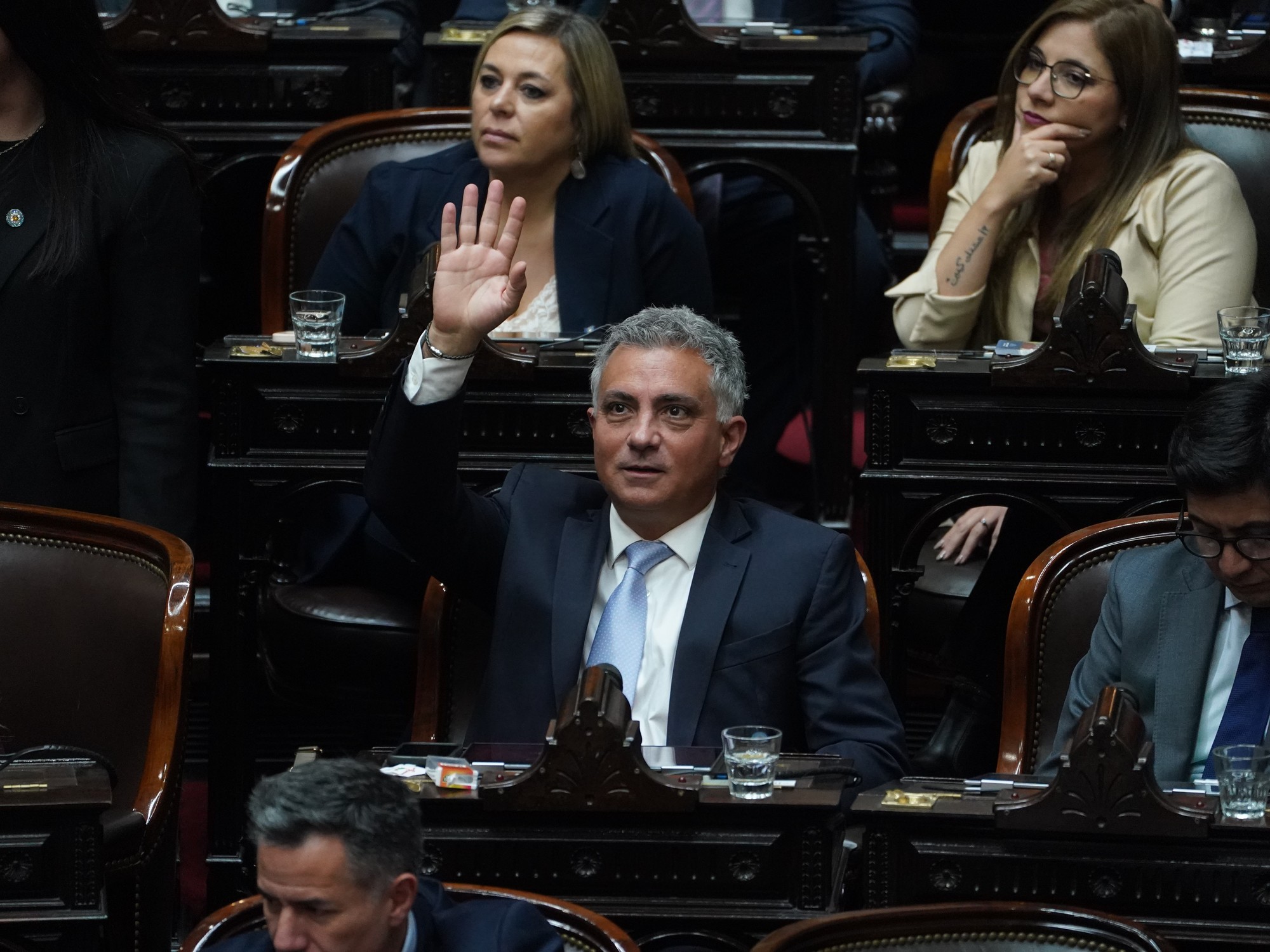 Cristian Auguadra, close to Santiago Caputo, was summoned for late August; the process will extend until 2027