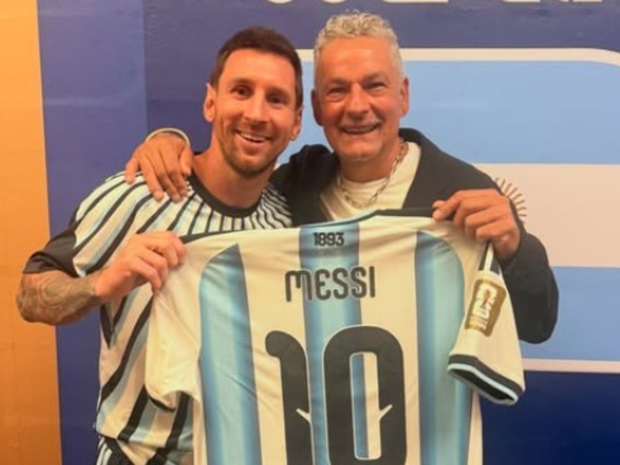 The Argentine captain gave the party T-shirt to the Italian legend, reviving a friendship initiated by Guardiola in 2010