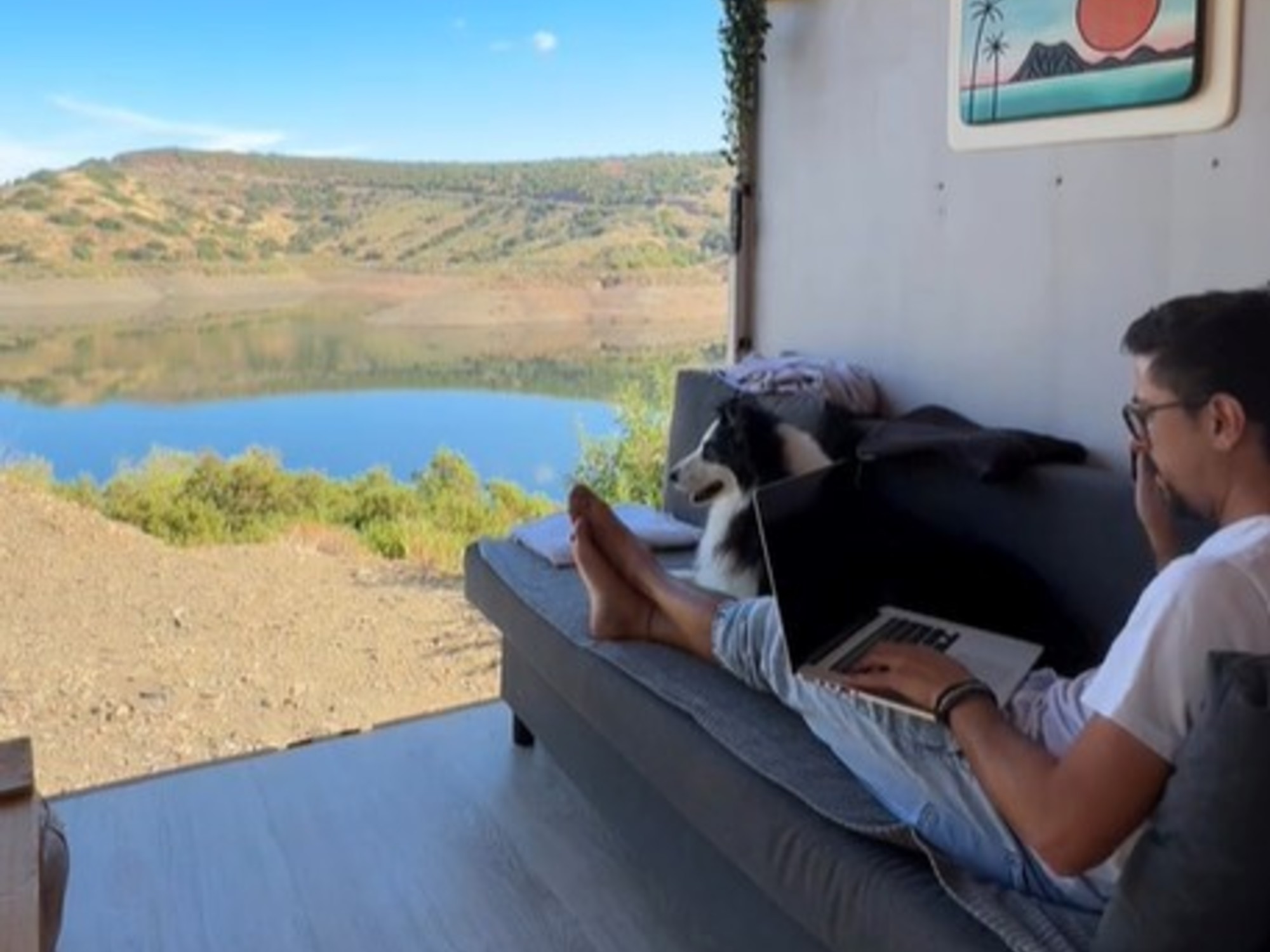 Franc Molinos, de 38 años, transformó el vehículo en su hogar para reducir gastos y ganar libertad
