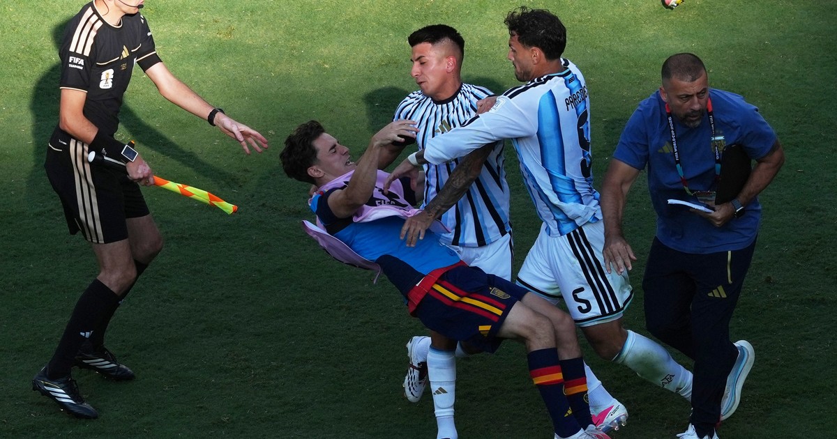 تجاوزت الخلافات حول نهائي كأس العالم كرة القدم لتصبح جدلاً سياسياً وثقافياً