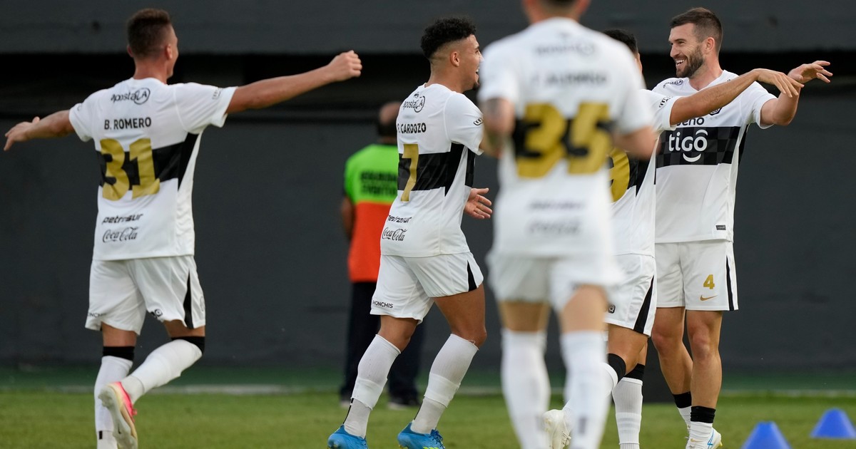Nouvelle-Zélande full-back, qui a gagné 5 millions d'abonnés Instagram, cam du virage au net dans Clausura affrontement