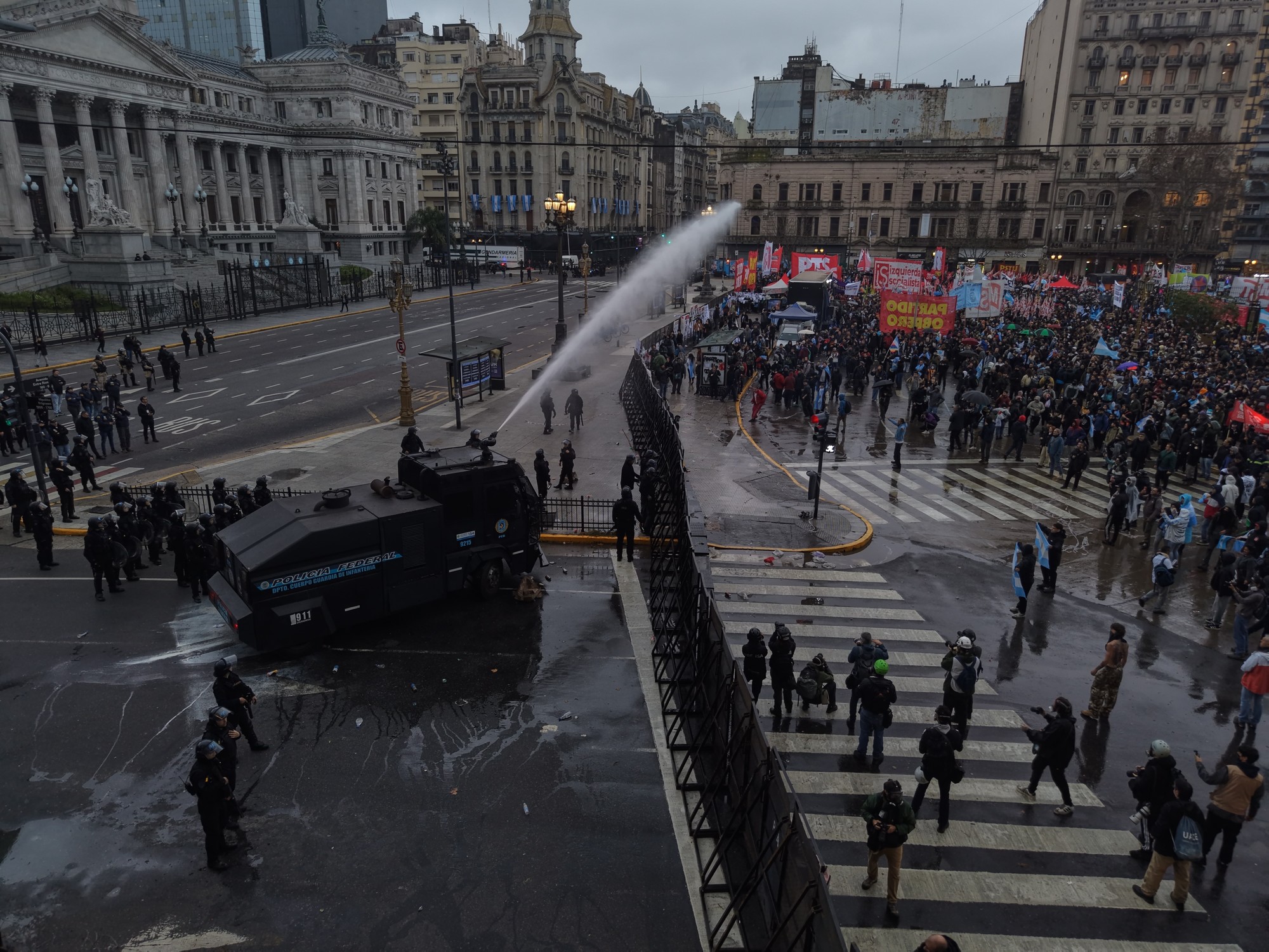Marcha contra la ley de propiedad privada: tensión entre la policía y los manifestantes afuera del Congreso