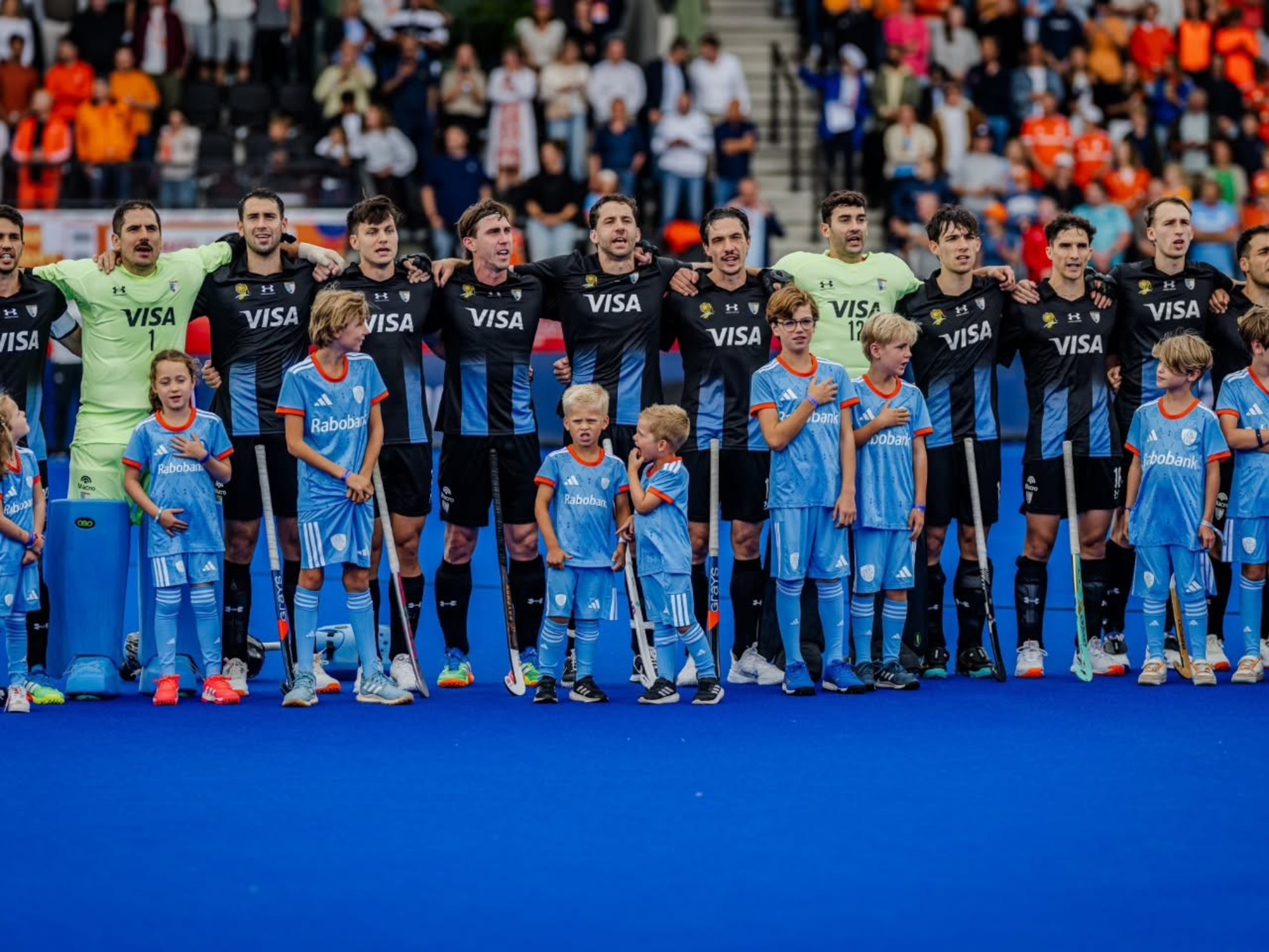Los Leones derrotaron 3-1 a Inglaterra y dieron un paso clave en el Mundial de hockey sobre césped