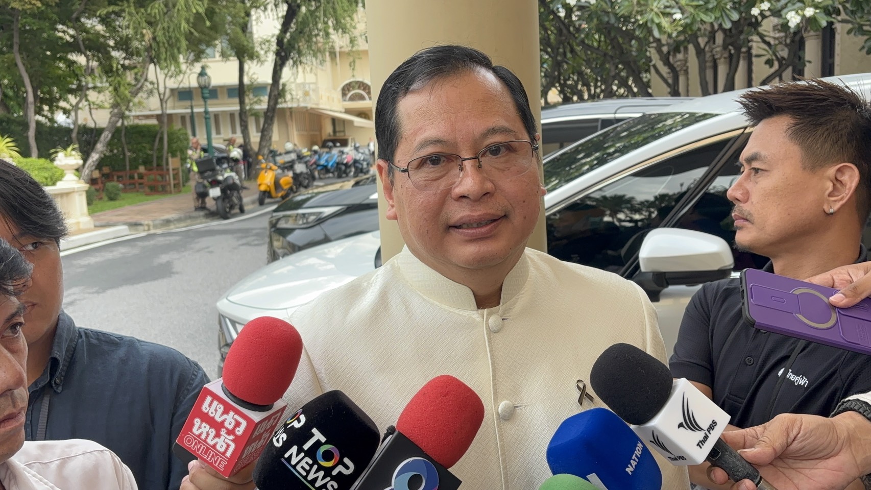 Pakorn révèle que cet après-midi, les résultats de la fraude aux examens locaux de la première phase seront annoncés. Le DSI indique qu'il examine les fraudes. Si l'affaire est acceptée comme spéciale, il remontera jusqu'aux flux financiers.