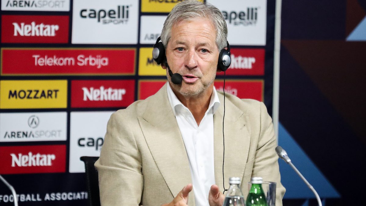 El ex árbitro de la FIFA, con 47 partidos de Champions League, anunció la estricta regla al asumir el cargo
