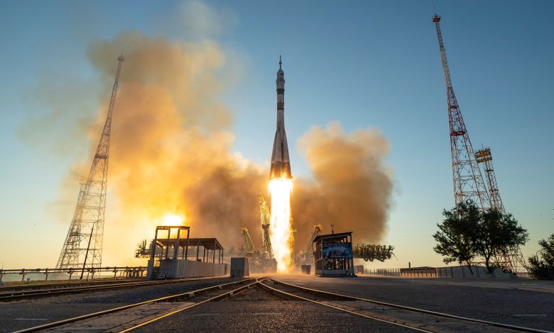 Russian spacecraft carried the new US-Russian crew to the International Space Station