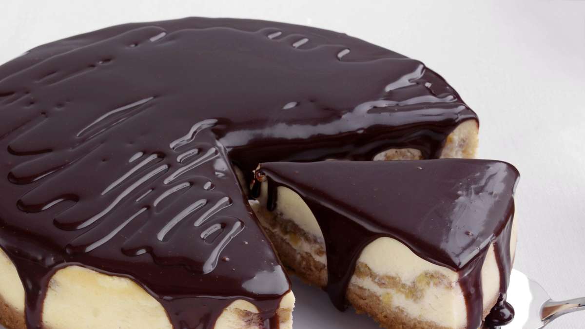Simple chocolate cake from celebrity chef Jamie Oliver only needs five ingredients and a freezer