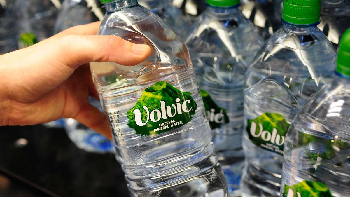 A brazen lie on water bottle: Volvic has to pay 75,000 euros – Judgment is considered “historical”