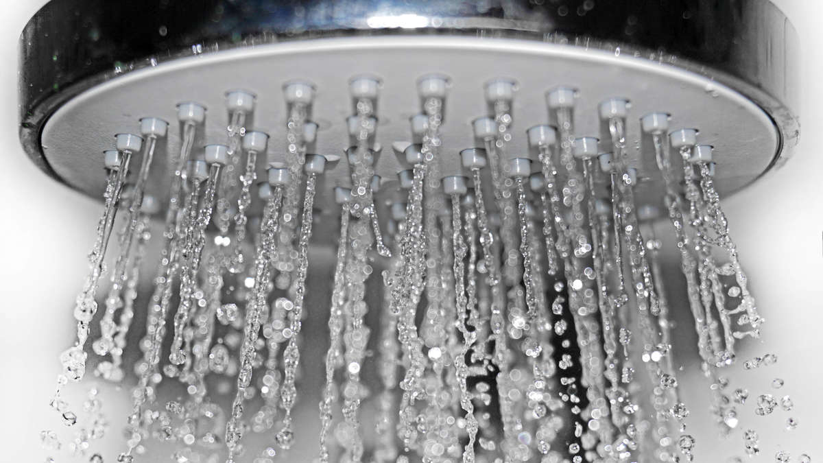 Simplemente decalcifique los cabezales de ducha: Este método supera la soda y el vinagre