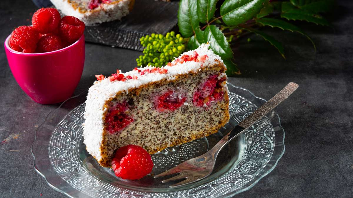 Un pedazo de verano: pastel con arándanos frescos, frambuesas y grosellas