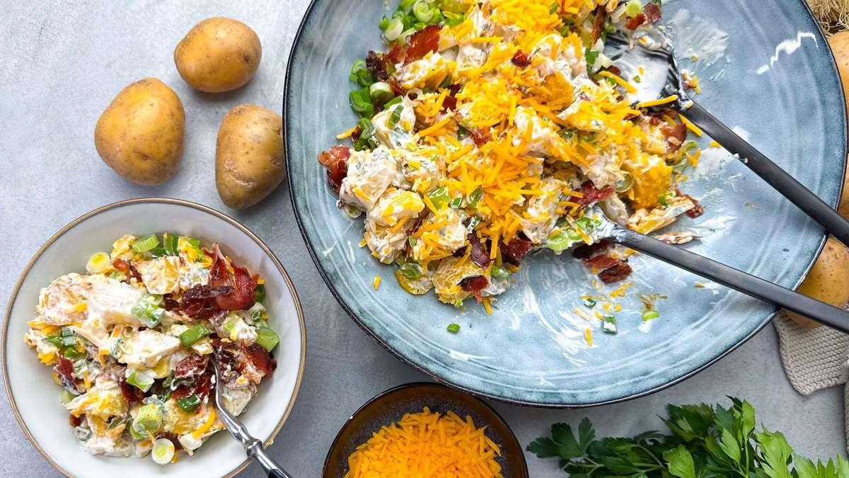Crispy, creamy, hearty: potato lettuce with bacon and cheese always goes – warm or cold