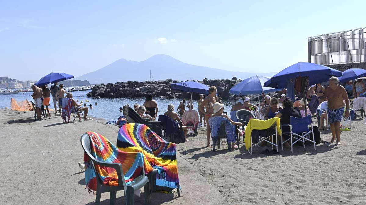 Free to sea: Naples enjoys a rare beach idyllic – but not for long