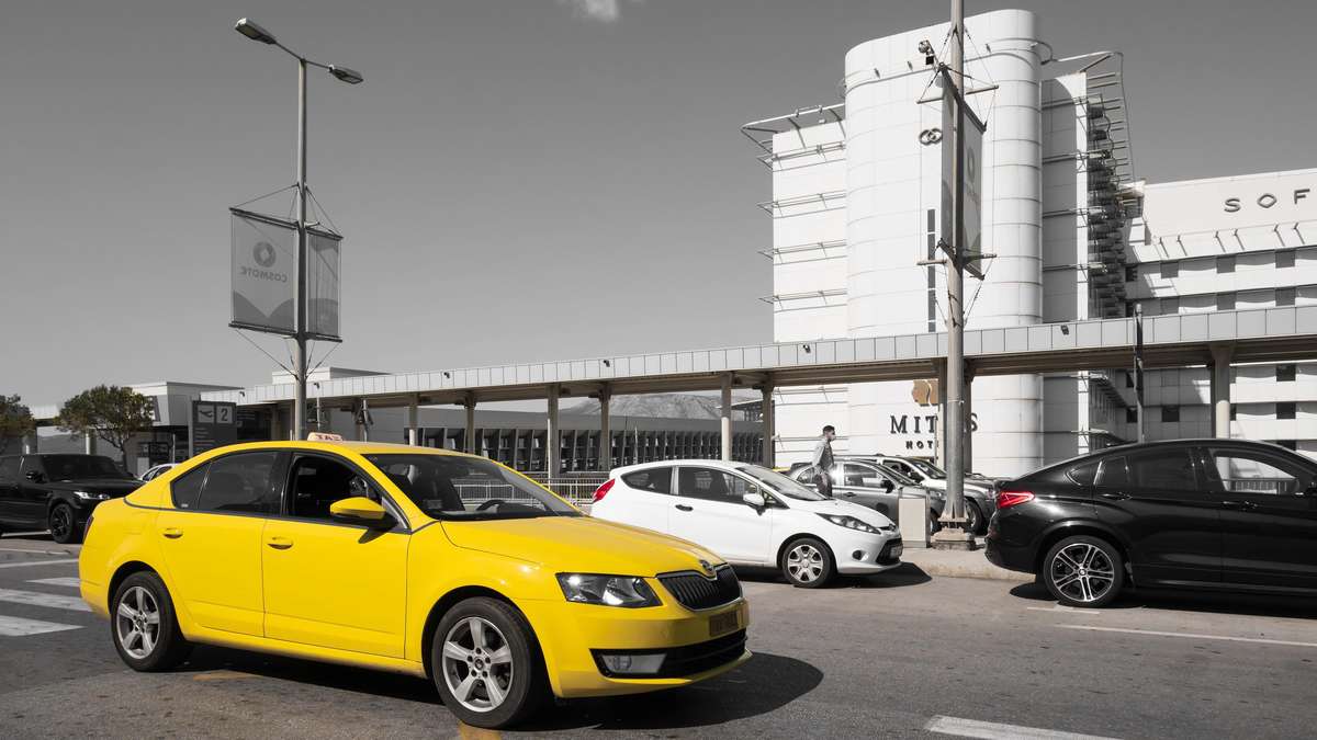Taxista en Atenas se dice que ha obligado a la familia turística a pagar 600 euros