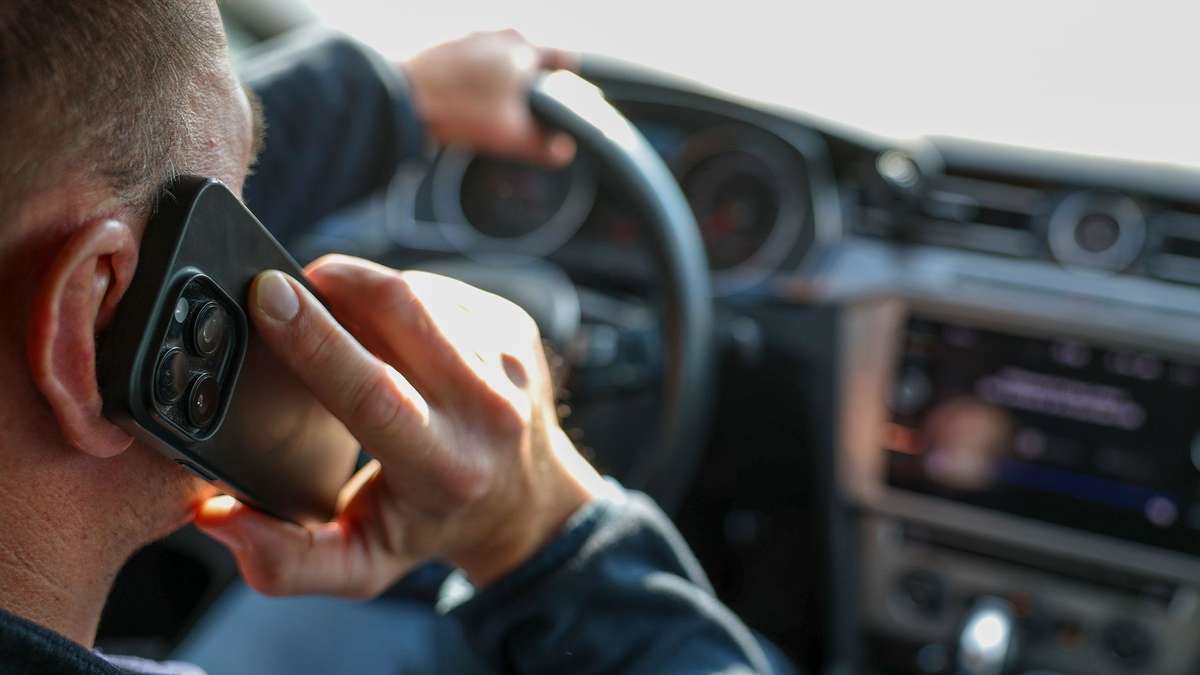 Disguised as bushes: police detect 74 cell phone sinners at the wheel in just six hours