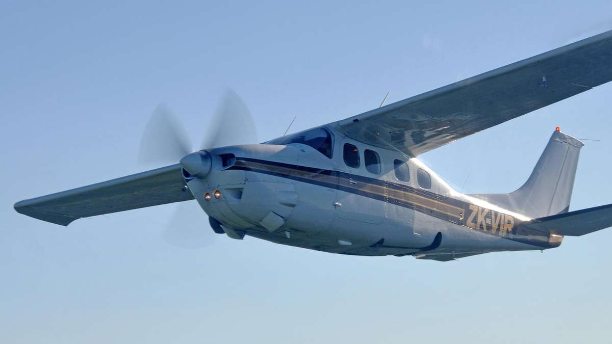 Flight school in shock: teacher crashes from Cessna – student lands alone