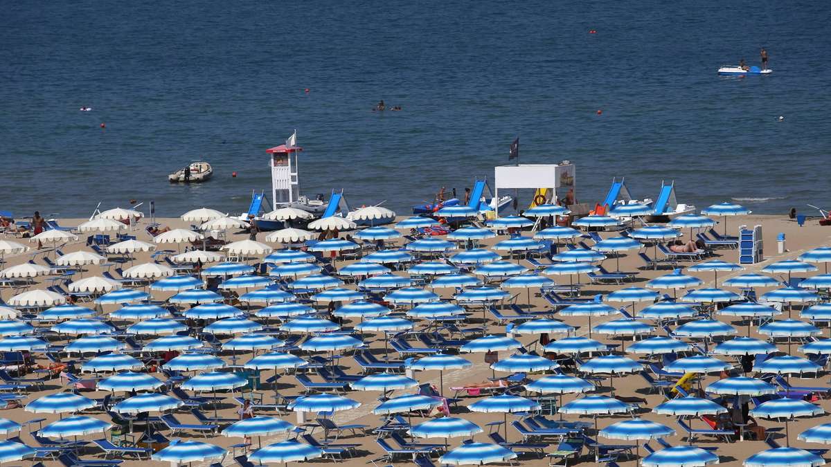 Umbrella for free, couch for 4 euros: 86-year-old beach owner defies the price madness on the Adriatic
