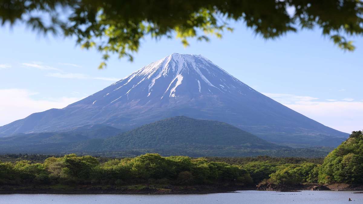 Père laisse un garçon de 7 ans sous pluie et brouillard sur Fuji