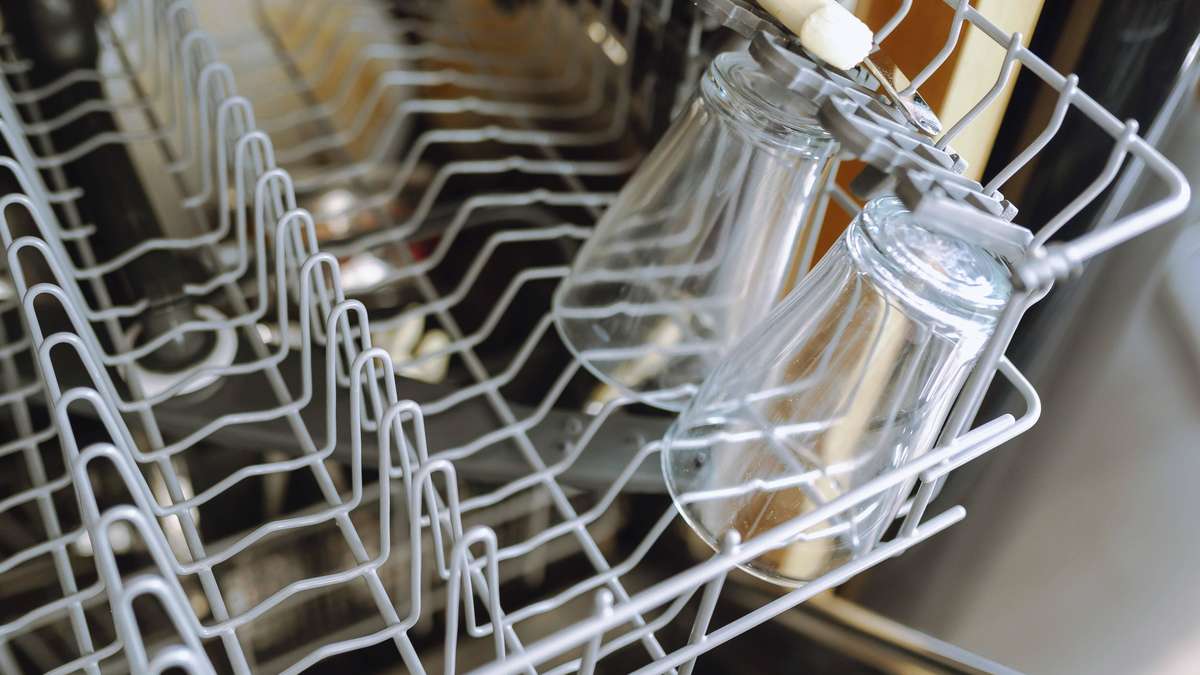 Save glasses instead of throwing them away: With these kitchen home remedies they become crystal clear again