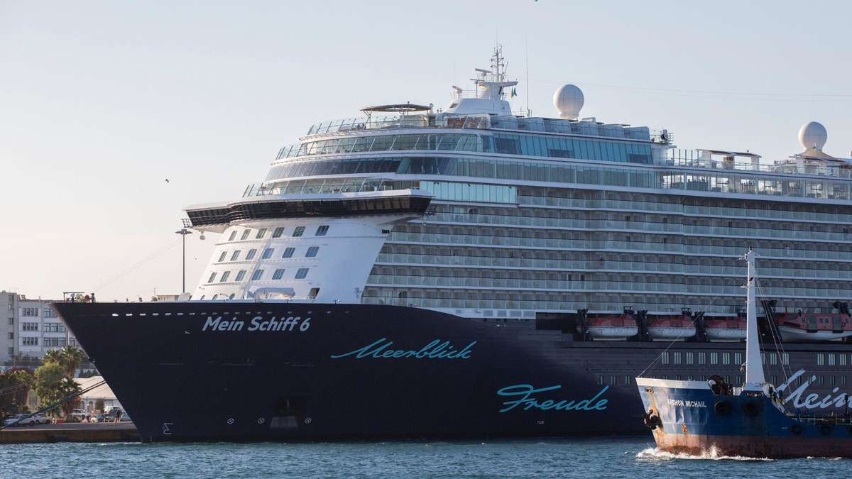 Cruise ship haunted by plague – Passengers flee under deck