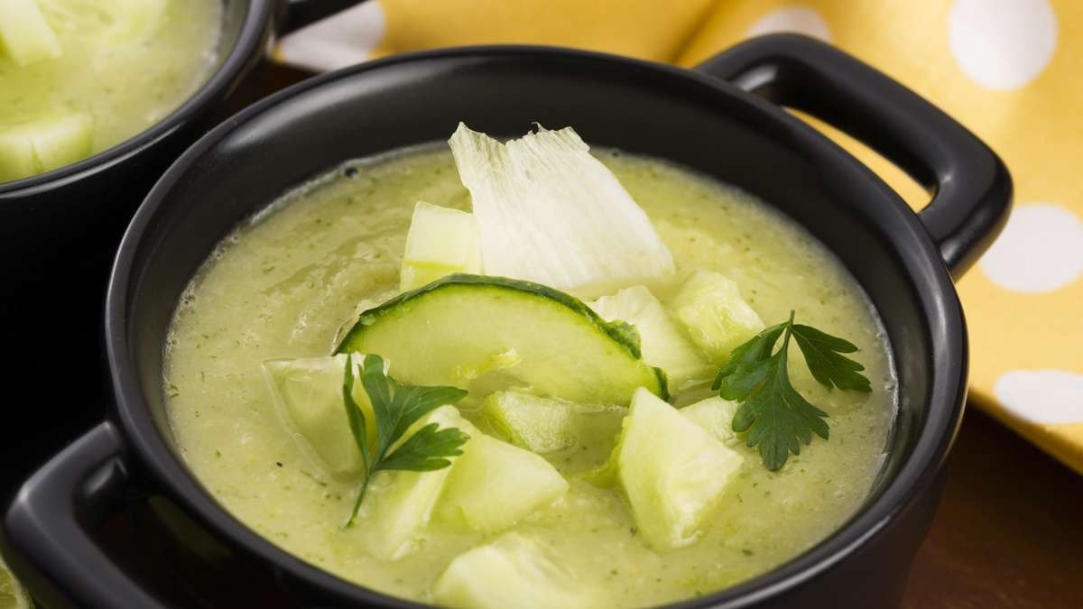 Cold cucumber soup: How the vegan soup for hot days succeeds