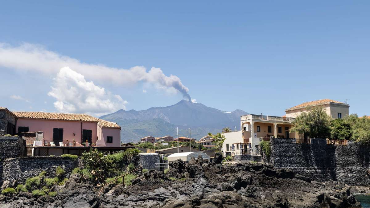 Etna spits ashes: Red alert at airport – what this means for travelers now