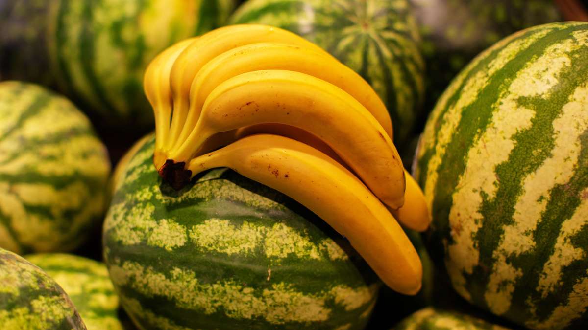 Watermelon or banana: both healthy – but one fits better in the heat