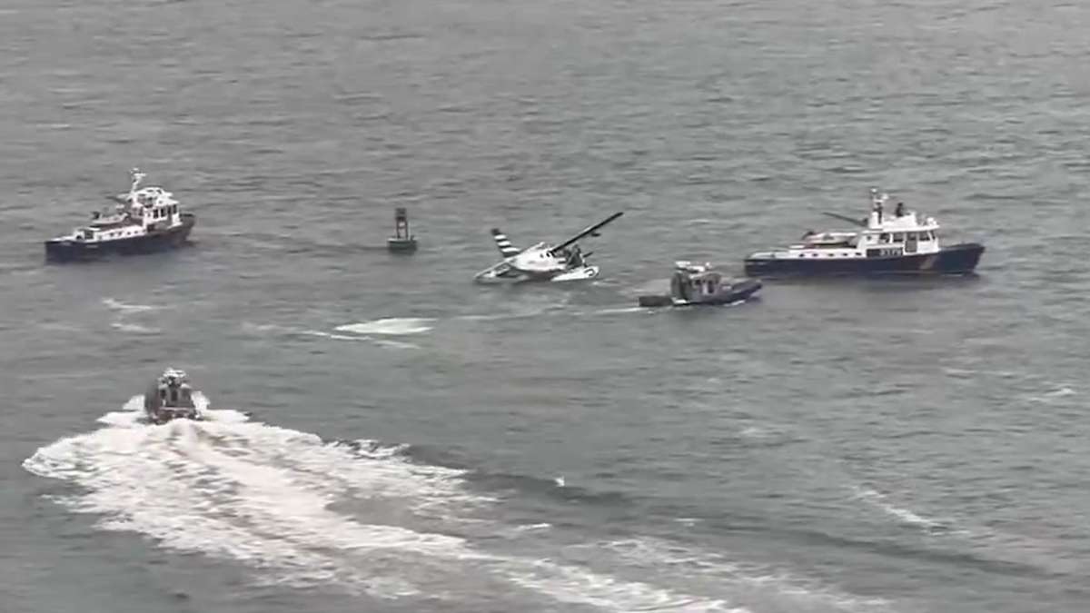 Seaplane crashes into the river in the middle of New York