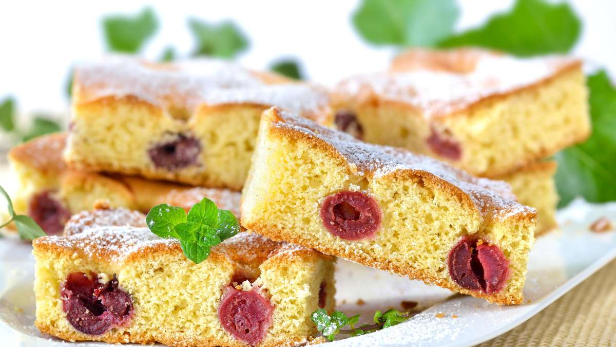Yogurt-cherry cake from the sheet metal: the fruity classic from the summer kitchen