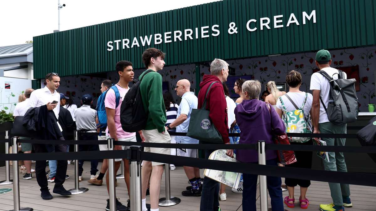 Woman buys 10 strawberries at world-famous sports event for 3.33 euros and is shocked: “Look terrible”