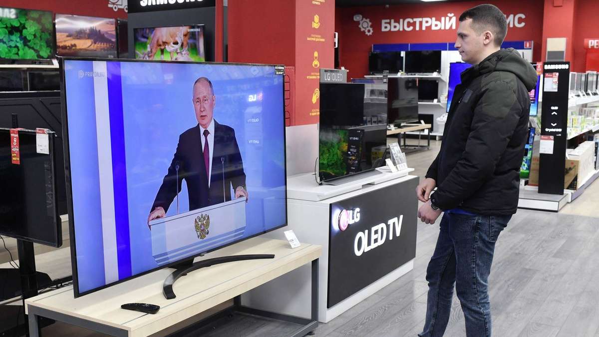 Gasoline, drone attacks, bad mood: Russia’s worries are growing
