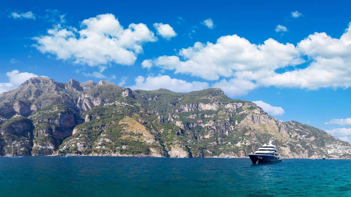 Bachelor party ends in disaster: boat sinks off Amalfi coast – seven rescued