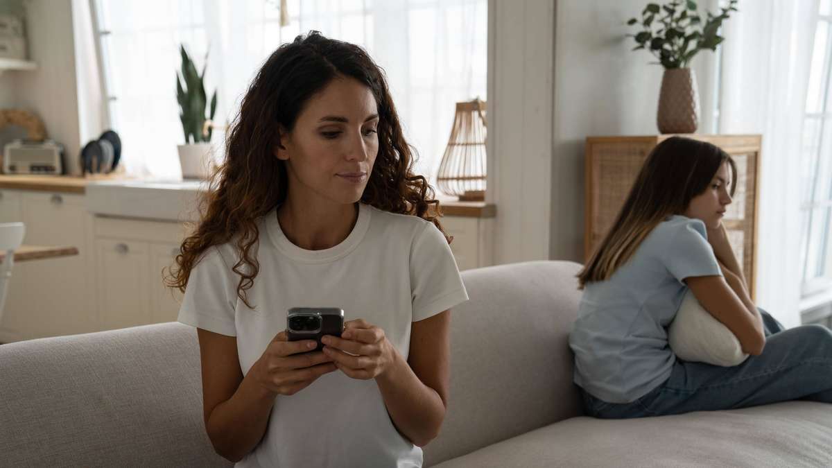 When Parents Are ‘Absent’: Study Linkes Cell Phone Addiction to Low Self-Esteem in Children