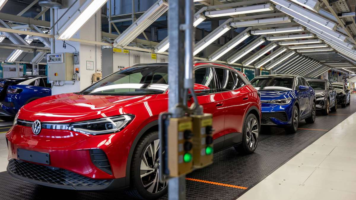 Auto industry in crisis: Workforce should pay for management failure