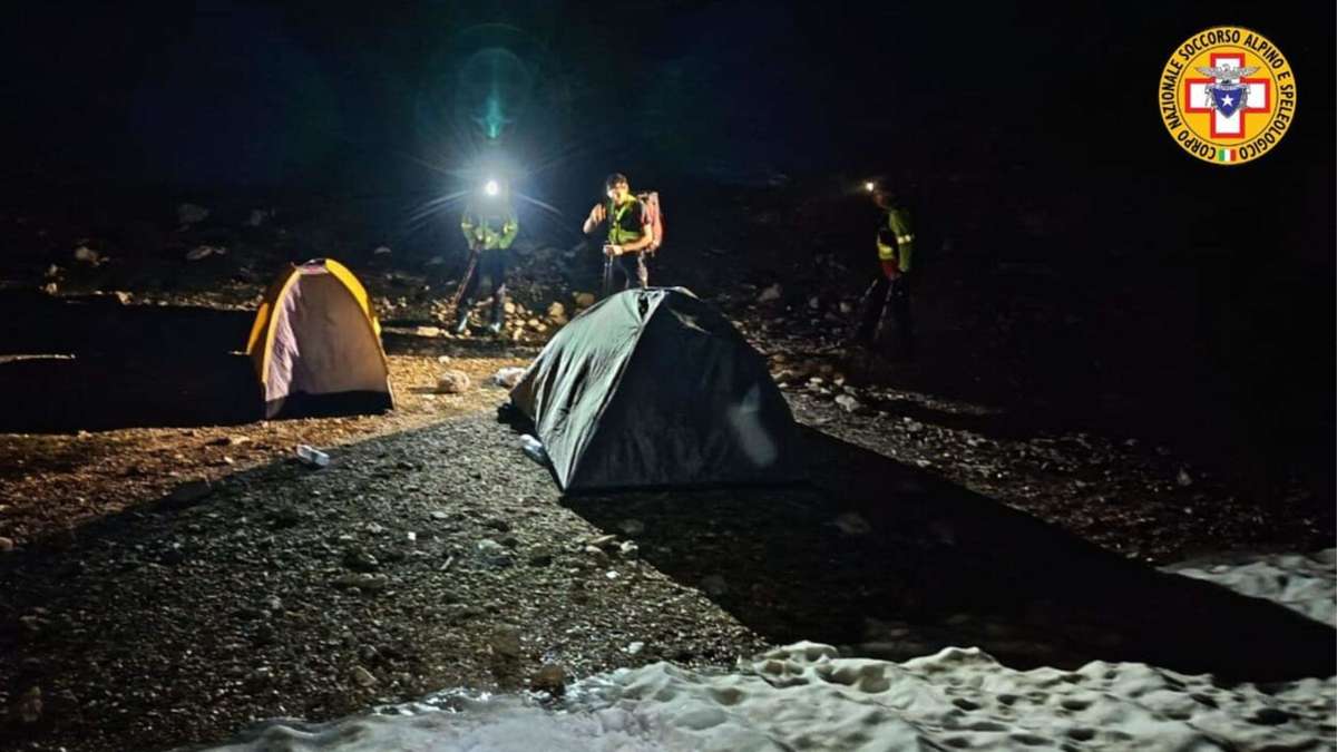 Wanderers make an emergency call, but then leave mountain rescuers: group wants to stay in the tent