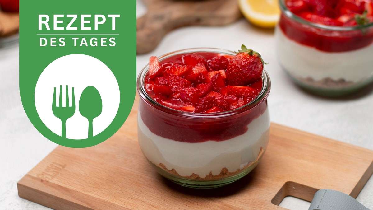 Fancy summer dessert on the go: Strawberry cheesecake in glass