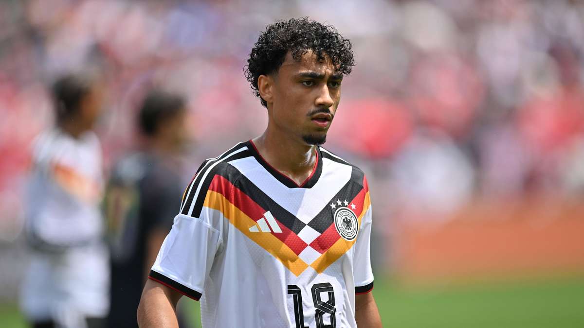 Does Nathaniel Brown follow in the footsteps of Philipp Lahm at FC Bayern?