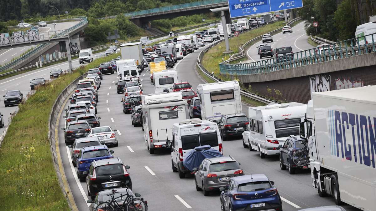 Traffic jam chaos on the highway: ADAC warns holidaymakers about extreme waiting times at the weekend