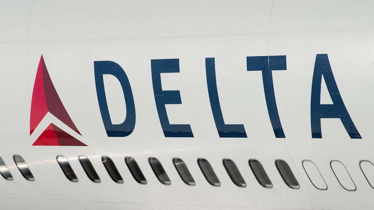 Airbus hit by rocket: passengers experience detonation