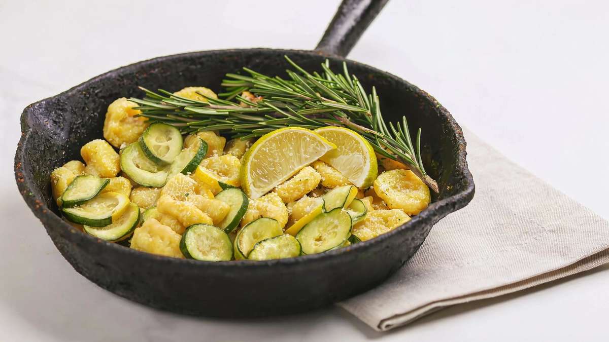 Gnocchi with zucchini and lemon from the oven – creamy, fruity and finished in 35 minutes