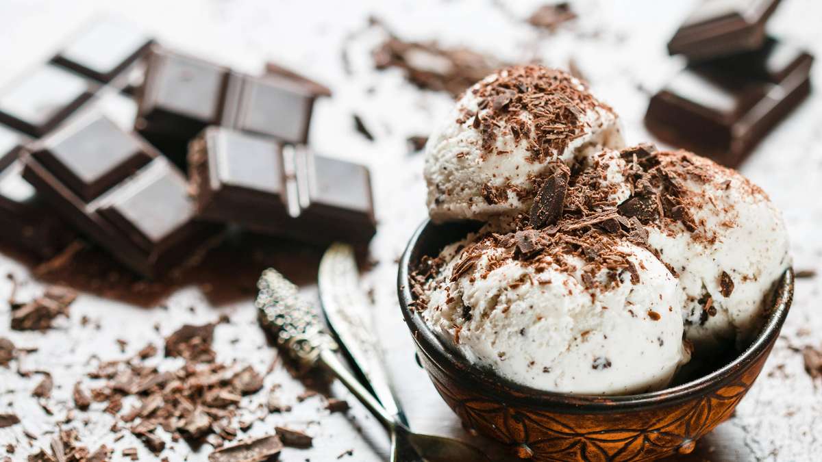 Four simple ingredients beat every ice cream parlor: This Stracciatella recipe succeeds without a machine