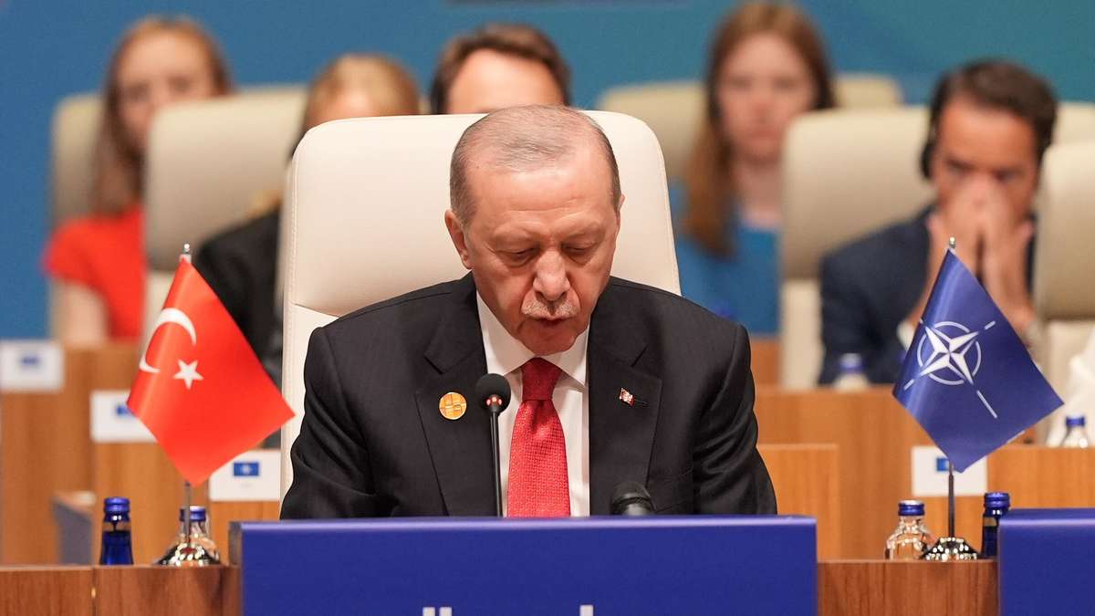 “Misguided” scenes about Erdogan’s gift after NATO summit: Sharp revolver irritates partners