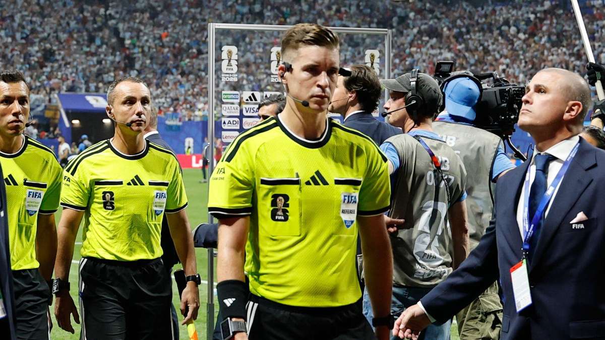 Controversial World Cup Shiri must go home after protests