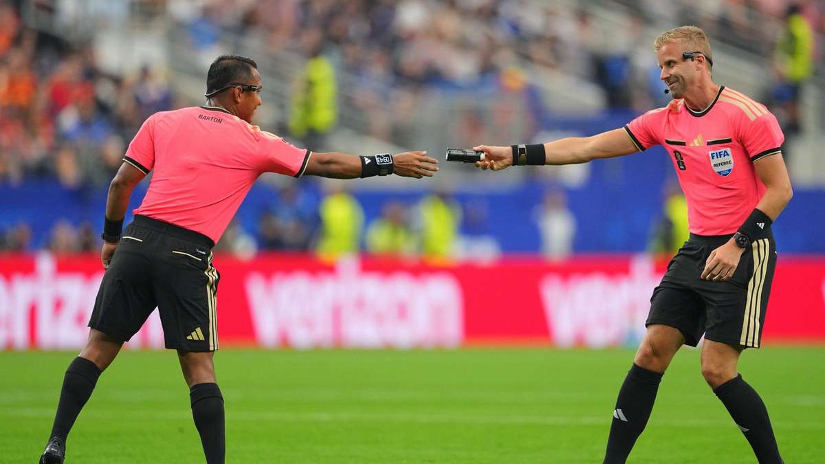 Referee undercuts embarrassing faux pas in World Cup semi-final