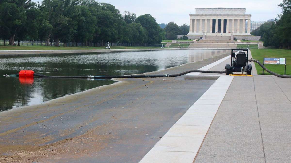Algae and mockery: Trump’s prestige project must be pumped out again