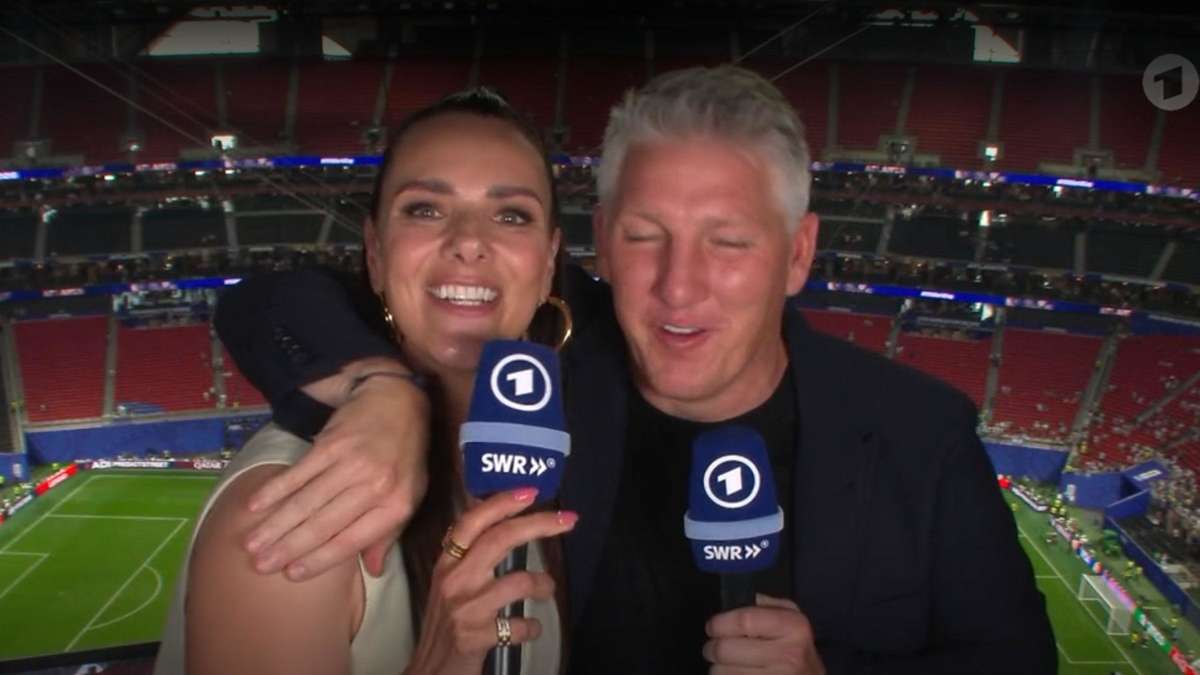 Schweinsteiger hugs ARD presenter Sedlaczek after last World Cup mission