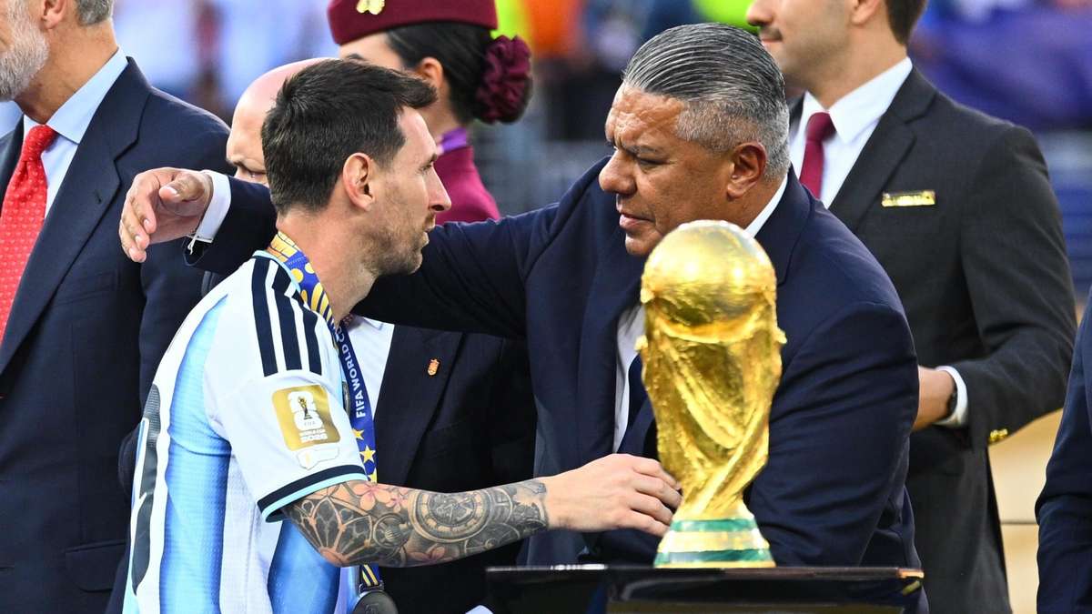 يدعو المعجبون في الأرجنتين إلى تكرار كأس العالم النهائي