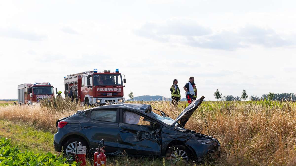 Accident sur la route fédérale en Hesse: l'automobiliste roule après collision avec le transporteur