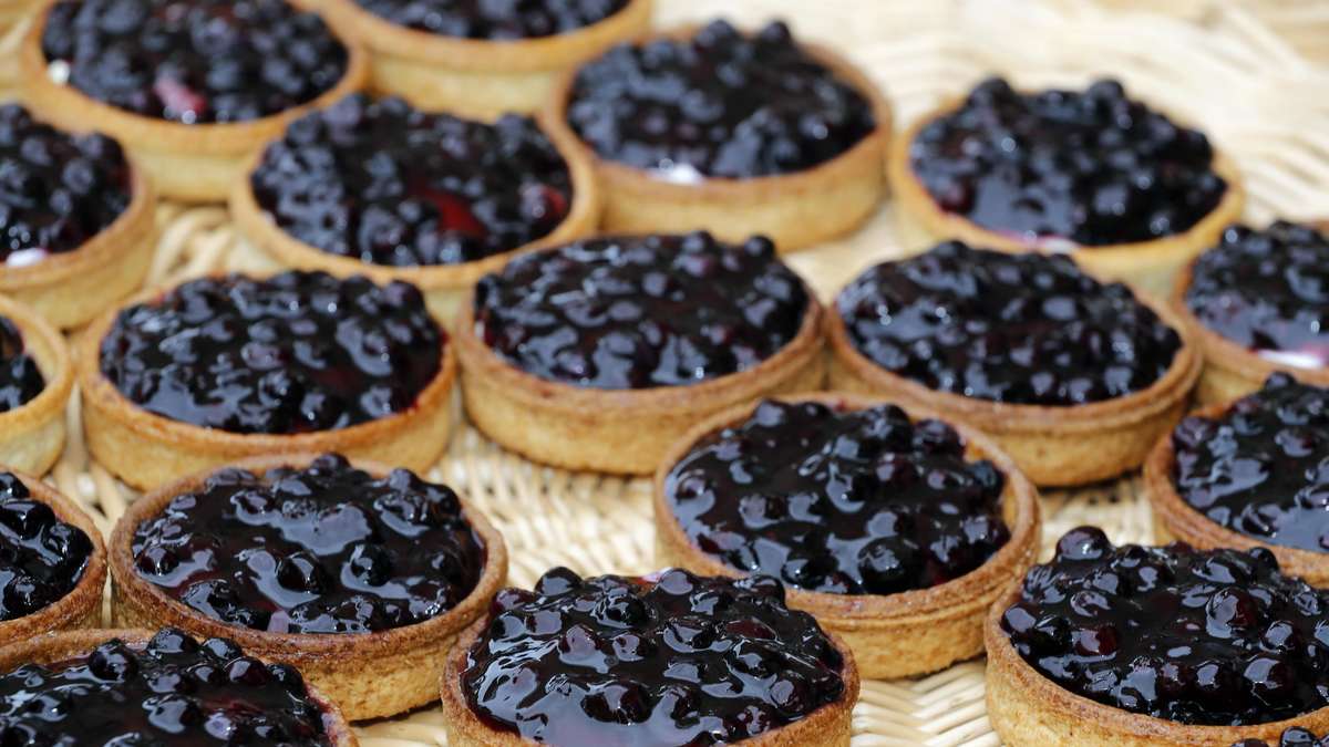 Tartelettes aux myrtilles: French summer pastries with fresh blueberries