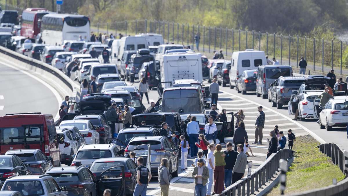 Carreteras completas, 1000 sitios de construcción, controles fronterizos: ADAC advierte de tráfico brutal fin de semana